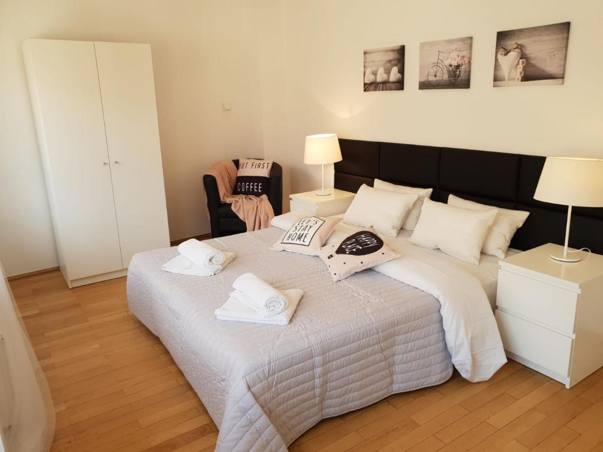 Golden Apartments With Lift - Old Town Cracovia Esterno foto