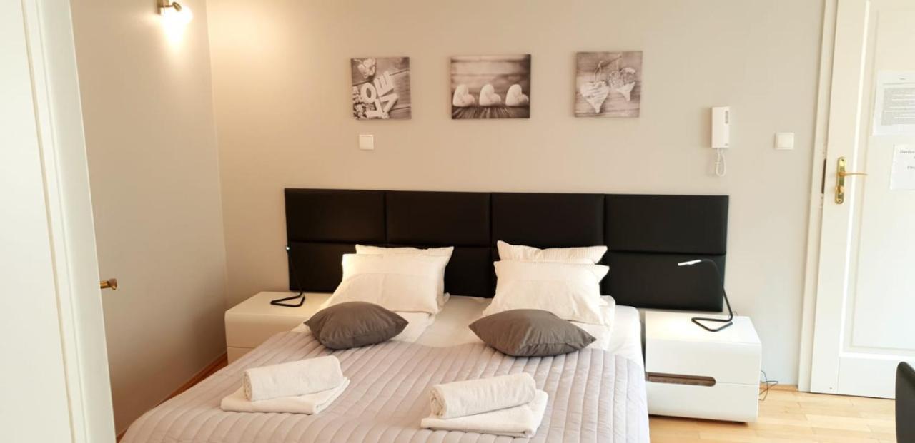 Golden Apartments With Lift - Old Town Cracovia Esterno foto