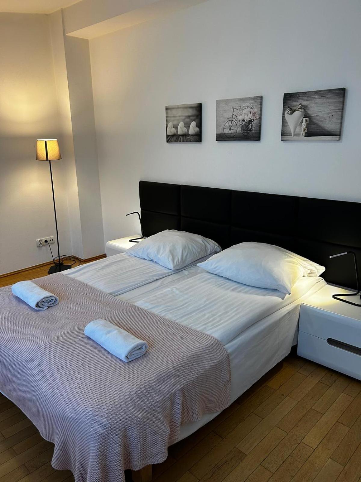 Golden Apartments With Lift - Old Town Cracovia Esterno foto