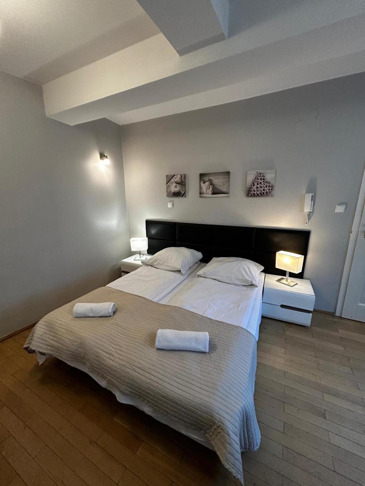 Golden Apartments With Lift - Old Town Cracovia Esterno foto