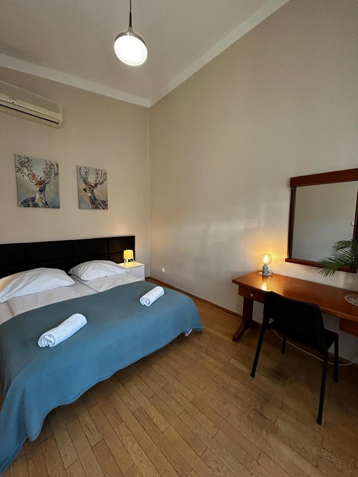 Golden Apartments With Lift - Old Town Cracovia Esterno foto