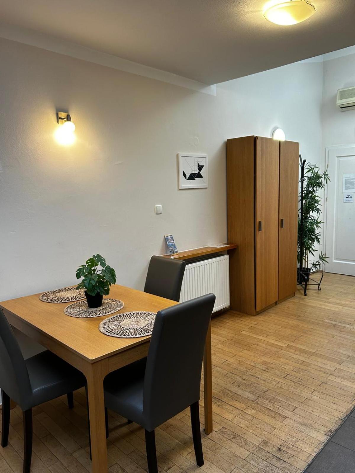 Golden Apartments With Lift - Old Town Cracovia Esterno foto