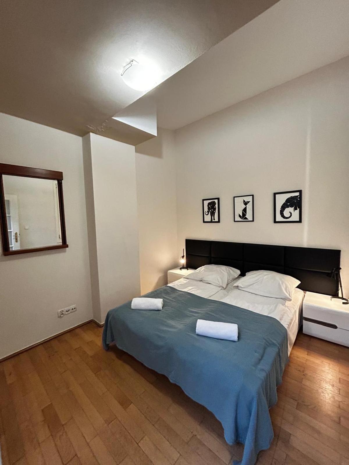 Golden Apartments With Lift - Old Town Cracovia Esterno foto